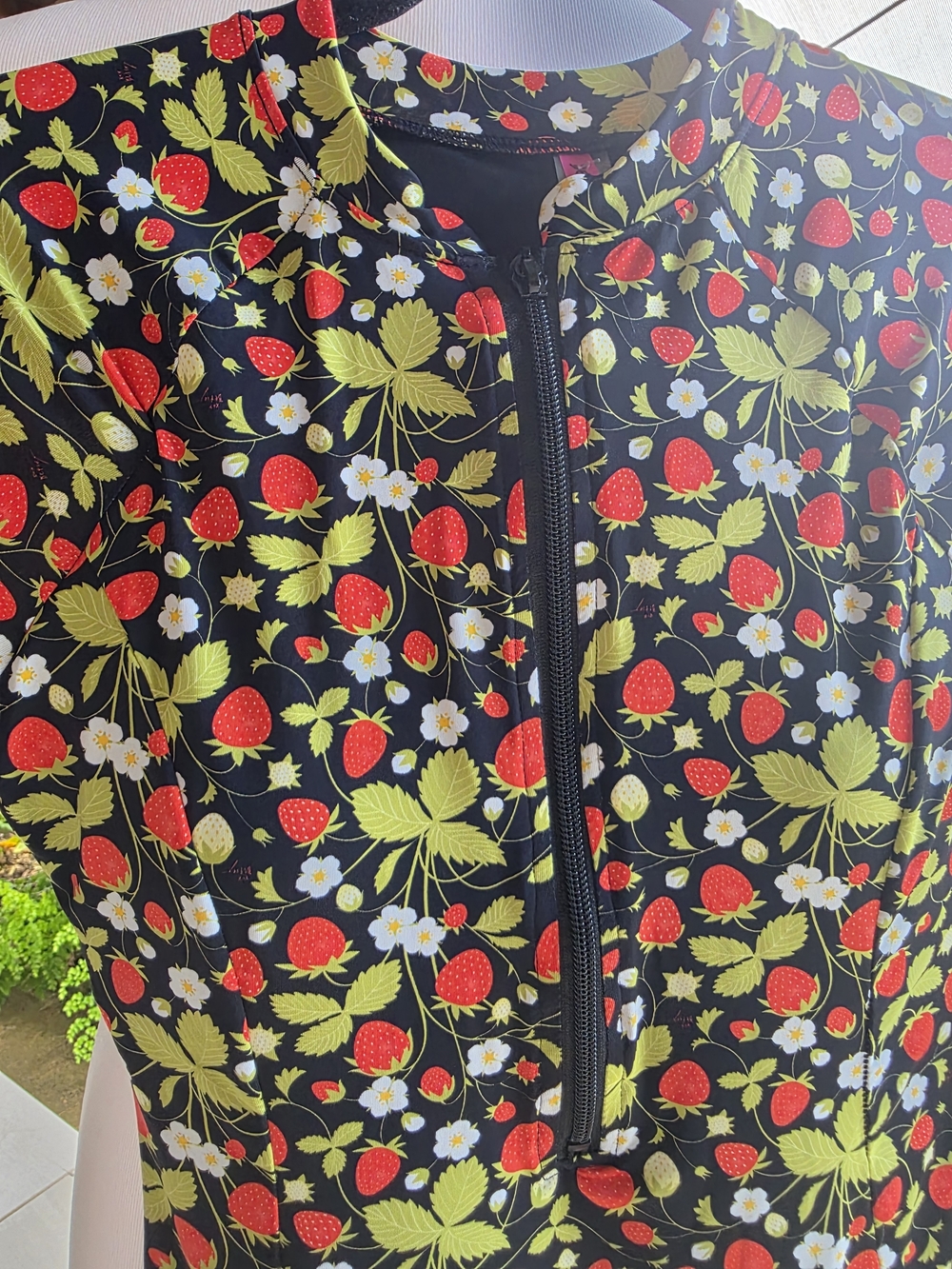 Ladies One-Piece Long Sleeve Zip-Up Rash Guard Swimsuit - Strawberry Print M - Picture 4 of 5